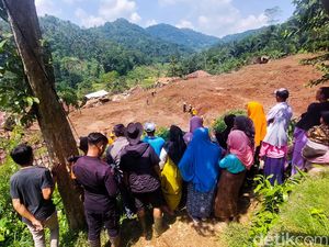 Yaya Rela Menantang Bahaya Demi Kabar Kerabat yang Tertimbun Longsor Yaya Rela Menantang Bahaya Demi Kabar Kerabat yang Tertimbun Longsor