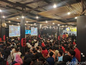 Nobar di Surabaya Pecah Saat Indonesia Gilas Vietnam 3-0 Nobar di Surabaya Pecah Saat Indonesia Gilas Vietnam 3-0
