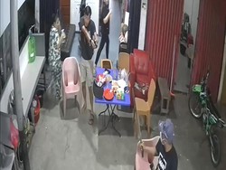 Aksi Nekat Pria Acungkan Golok ke Polisi gegara Dendam Pernah Ditangkap