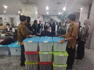 Tim Ganjar-Mahfud Serahkan 15 Kontainer Berkas Tambahan Sengketa Pilpres Tim Ganjar-Mahfud Serahkan 15 Kontainer Berkas Tambahan Sengketa Pilpres