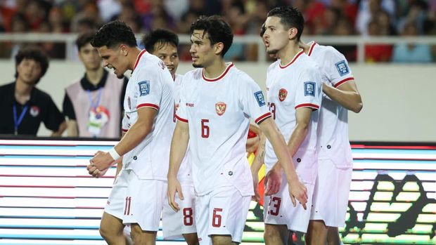 Ragnar Oratmangoen, Nathan Tjoe-A-On, Justin Hubner merayakan gol saat Timnas Indonesia melawan Vietnam pada Kualifikasi Piala Dunia 2026 di Stadion My Dinh, Hanoi, Selasa (26/3).