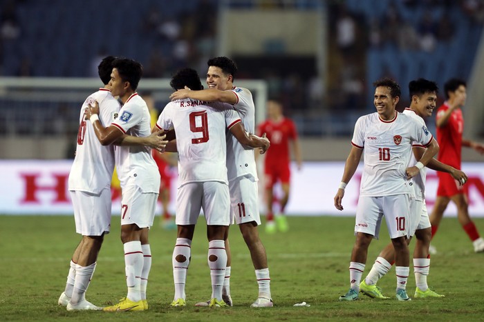 HANOI, VIETNAM - MARCH 26: Indonesia players celebrate the teams 3-0 victory in the FIFA World Cup Asian second qualifier Group F match between Vietnam and Indonesia at My Dinh National Stadium on March 26, 2024 in Hanoi, Vietnam. (Photo by Minh Hoang/Getty Images)