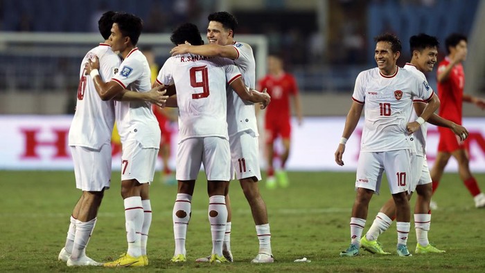 HANOI, VIETNAM - MARCH 26: Indonesia players celebrate the teams 3-0 victory in the FIFA World Cup Asian second qualifier Group F match between Vietnam and Indonesia at My Dinh National Stadium on March 26, 2024 in Hanoi, Vietnam. (Photo by Minh Hoang/Getty Images)