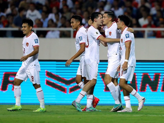Vietnam vs Timnas Indonesia HANOI, VIETNAM - MARCH 26: Jay Idzes (2nd R) of Indonesia celebrates with teammates after scoring the teams first goal during the FIFA World Cup Asian second qualifier Group F match between Vietnam and Indonesia at My Dinh National Stadium on March 26, 2024 in Hanoi, Vietnam. (Photo by Minh Hoang/Getty Images)