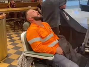Viral Pria Potong Rambut Ketiduran Sampai 3 Jam, Reaksi Staf Salon Disorot