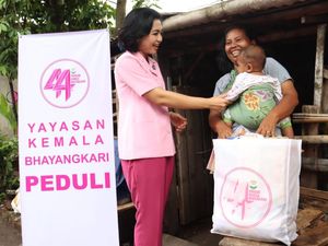 Yayasan Kemala Bhayangkari Bagikan 150 Paket Sembako di Kota Mojokerto Yayasan Kemala Bhayangkari Bagikan 150 Paket Sembako di Kota Mojokerto