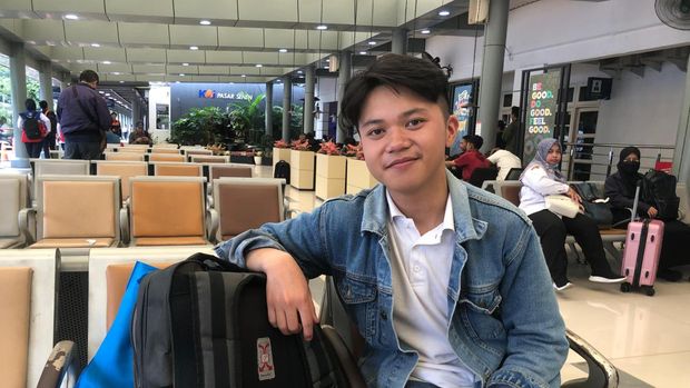 Yudi (21), seorang pekerja sekaligus mahasiswa yang mudik dari Jakarta ke Bandung, Jawa Barat. (Rifa-detikcom)
