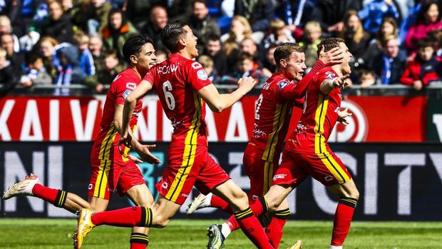 ZWOLLE - Ragnar Oratmangoen of Go Ahead Eagles, Jay Idzes of Go Ahead Eagles, Philippe Rommens of Go Ahead Eagles (lr) cheer after scoring 0-1 during the Dutch Eredivisie match between PEC Zwolle and Go Ahead Eagles in the MAC3Park stadium on April 3, 2022 in Zwolle, Netherlands. ANP VINCENT JANNINK (Photo by ANP via Getty Images)