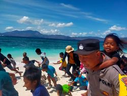 Cara Aipda Nukrah Berantas Buta Huruf Anak-anak Desa Bajo Pulau NTB