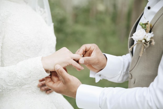 Alasan Pertanyaan ‘Kapan Nikah’ Sering Dilontarkan Saat Lebaran Menurut Psikolog/Foto: Pexels/Melike Benli