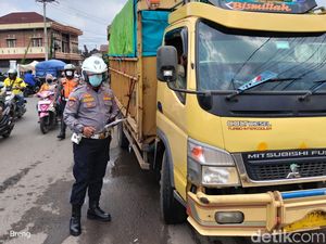 12 Truk ODOL Langgar Jam Operasional Diamankan Satlantas Palembang