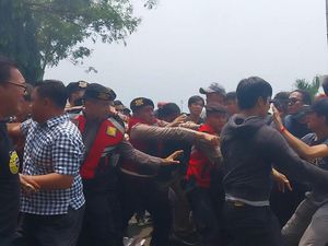 Polda Sumut Bantah Culik Massa Aksi yang Tuntut Bebaskan Ketua Adat Simalungun Polda Sumut Bantah Culik Massa Aksi yang Tuntut Bebaskan Ketua Adat Simalungun