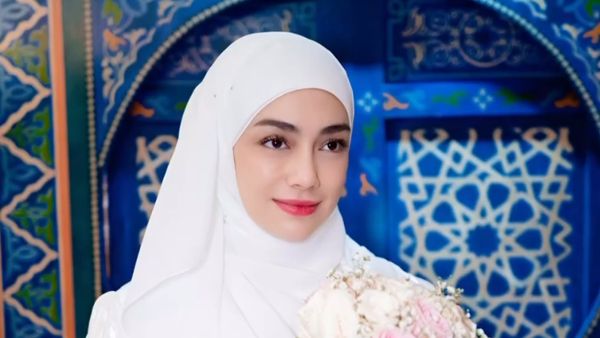 8 Gaya Celine Evangelista bak Muslimah, Pakai Hijab Hingga Mukena