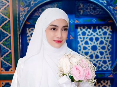 8 Gaya Celine Evangelista bak Muslimah, Pakai Hijab Hingga Mukena