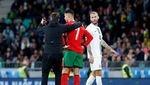 Cekrek! Cristiano Ronaldo pun Selfie sama Penyusup Lapangan