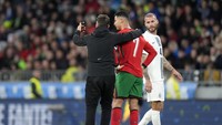 Laga friendly internasional di Venue Stadion Stožice, Ljubljana, sempat diusik penyusup lapangan. Foto: AP/Darko Bandic