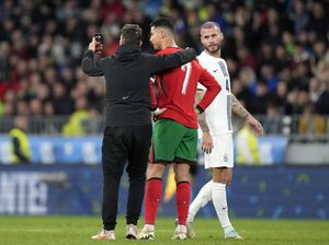 Cekrek! Cristiano Ronaldo pun Selfie sama Penyusup Lapangan Cekrek! Cristiano Ronaldo pun Selfie sama Penyusup Lapangan