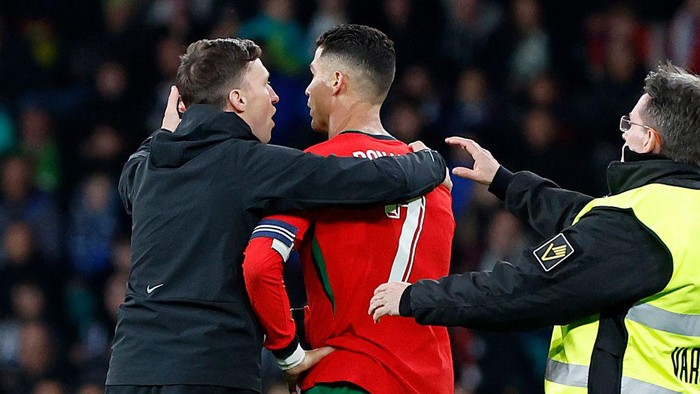 Cristiano Ronaldo penyusup lapangan LJUBLJANA, SLOVENIA - MARCH 26: Cristiano Ronaldo of Portugal with a pitch invader during the International Friendly match between Slovenia v Portugal at the Stadium Stozice on March 26, 2024 in Ljubljana Slovenia (Photo by Damjan Zibert/Soccrates/Getty Images)