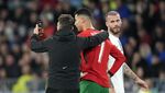 Cekrek! Cristiano Ronaldo pun Selfie sama Penyusup Lapangan
