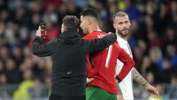 Cristiano Ronaldo-lah yang menjadi sasaran utama si penyusup lapangan. Foto: AP/Darko Bandic