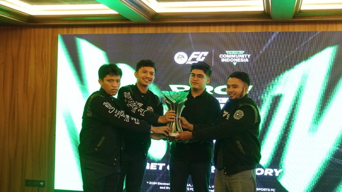 Komunitas game EA Sports FC Mobile Indonesia menggelar acara kumpul komunitas bertajuk The Glory of Indonesia di Jakarta Selatan. Acara itu untuk merayakan keberhasilan tim Indonesia dalam turnamen EA Sports FC PRO Mobile Festival 2024 di Shanghai, China.