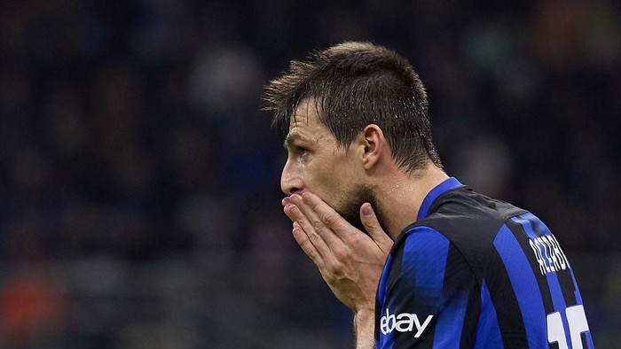 Francesco Acerbi MILAN, ITALY - MARCH 17: Francesco Acerbi of FC Internazionale looks dejected after miss a chance during the Serie A TIM match between FC Internazionale and SSC Napoli at Stadio Giuseppe Meazza on March 17, 2024 in Milan, Italy. (Photo by Emmanuele Ciancaglini/Ciancaphoto Studio/Getty Images)