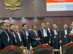 Momen Ganjar dan Mahfud Foto Bareng Tim Hukum Prabowo-Gibran Sebelum Sidang