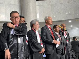 Ganjar: Butuh 5 Hakim Konstitusi yang Berani Putuskan Nasib Demokrasi Ganjar: Butuh 5 Hakim Konstitusi yang Berani Putuskan Nasib Demokrasi