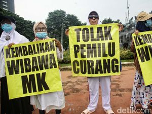 Hendak Demo ke MK, Massa Tertahan di Patung Kuda Hendak Demo ke MK, Massa Tertahan di Patung Kuda