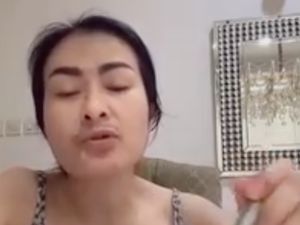 Pamer Momen Sahur, Penampilan Natural Iis Dahlia Tanpa Makeup Bikin Salfok Pamer Momen Sahur, Penampilan Natural Iis Dahlia Tanpa Makeup Bikin Salfok