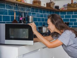 Hindari Penggunaan Wadah Plastik di Microwave, Berikut Bahan yang Aman