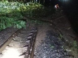 Rel Tertimbun Longsor di Bandung Barat, Dua Perjalanan KA Terganggu