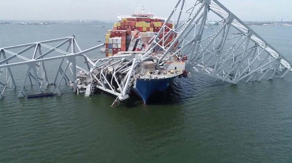 Lihat Lagi Momen Kapal Kargo Tabrak Jembatan di Baltimore AS