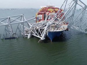 Lihat Lagi Momen Kapal Kargo Tabrak Jembatan di Baltimore AS Lihat Lagi Momen Kapal Kargo Tabrak Jembatan di Baltimore AS