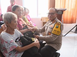 Kapolres Jakut Berikan Bantuan Kursi Roda ke Panti Jompo