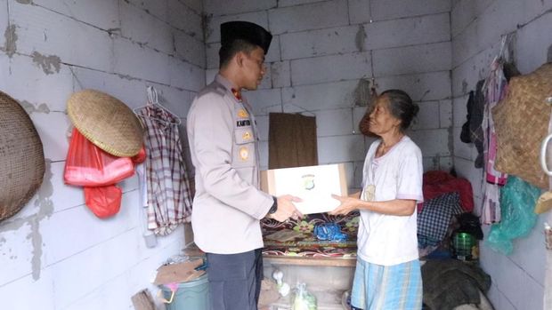 Kapolsek Mampang Prapatan Kompol David Y Kanitero beserta jajaran buka puasa bersama warga slum area