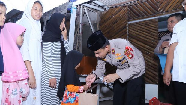 Kapolsek Mampang Prapatan Kompol David Y Kanitero beserta jajaran buka puasa bersama warga slum area