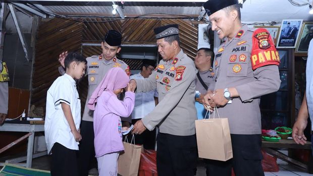 Kapolsek Mampang Prapatan Kompol David Y Kanitero beserta jajaran buka puasa bersama warga slum area