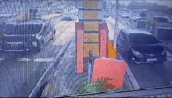 Terekam CCTV, Truk Tabrak Mobil-mobil di GT Halim hingga Terpental