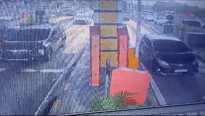 Terekam CCTV, Truk Tabrak Mobil-mobil di GT Halim hingga Terpental Terekam CCTV, Truk Tabrak Mobil-mobil di GT Halim hingga Terpental