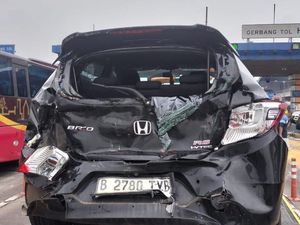 Kecelakaan Beruntun di Tol Halim: Hyundai Kona Ringsek, Honda Brio Remuk