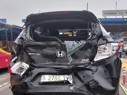 Kecelakaan Beruntun di Tol Halim: Hyundai Kona Ringsek, Honda Brio Remuk