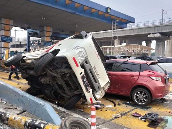 Penampakan Horor Mobil Remuk-Terguling di Kecelakaan Beruntun Tol Halim