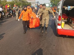 2 Wanita Boncengan Motor Tewas Terlindas Truk Trailer di Surabaya
