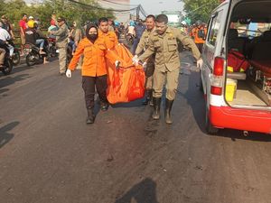 2 Wanita Boncengan Motor Tewas Terlindas Truk Trailer di Surabaya 2 Wanita Boncengan Motor Tewas Terlindas Truk Trailer di Surabaya