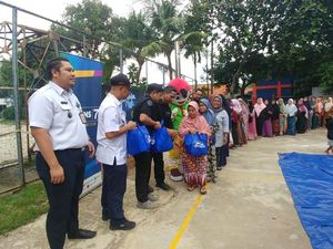 Program Ramadan Berbagi, TRANS7-CT ARSA Bagi 700 Paket Sembako di Jakbar