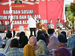 Kemenkumham Bagikan 281 Paket Sembako ke Korban Bencana Alam di Kendari