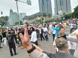 2 Kelompok Pendemo di Patung Kuda Jakpus Ricuh, Saling Lempar Batu-Botol