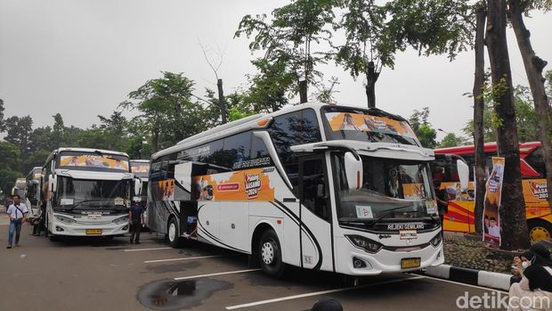 Ketua DPD Gerindra Sumatera Barat Andre Rosiade menggelar mudik gratis untuk masyarakat bertajuk 'Mudik Basamo 2024'.  (Alfons/detikcom).