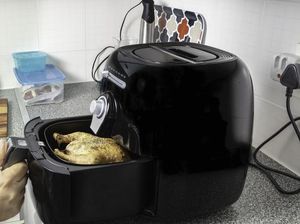 5 Tips Membersihkan Air Fryer agar Bebas Minyak Membandel